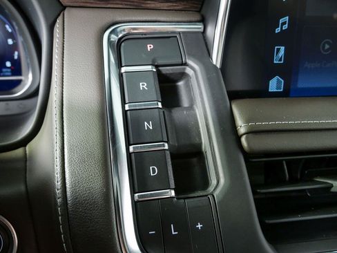 Used 2023 Chevrolet Tahoe Z71 w/ Luxury Package AWD/4WD image 18