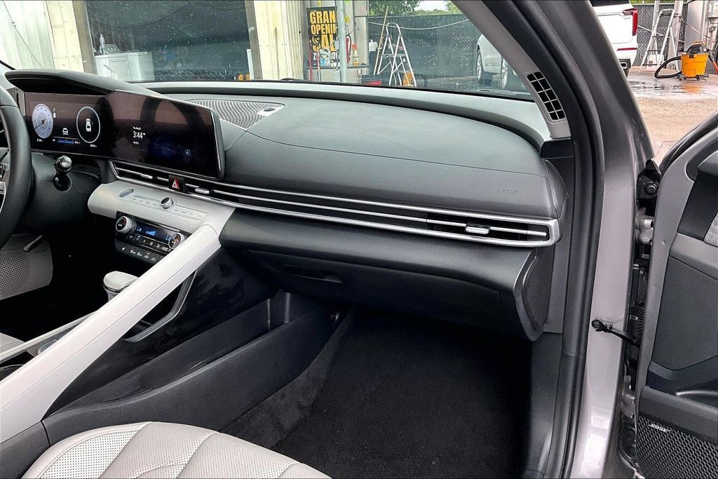 Used 2025 Hyundai Elantra Limited FWD image 25