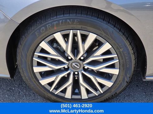 Used 2024 Nissan Altima 2.5 SV FWD image 18