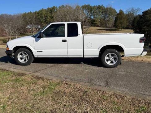 Used 1999 Chevrolet S10 Pickup LS w/ Preferred Equipment Group image 3