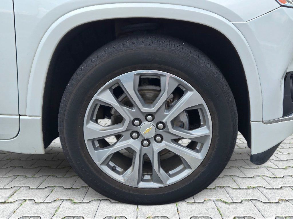 Used 2019 Chevrolet Traverse Premier w/ Driver Confidence II Package FWD image 3