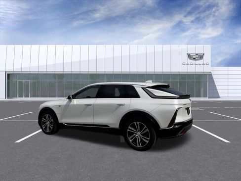 Certified 2024 Cadillac Lyriq Luxury AWD/4WD image 4