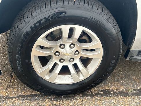 Used 2017 Chevrolet Suburban LT w/ Luxury Package image 28