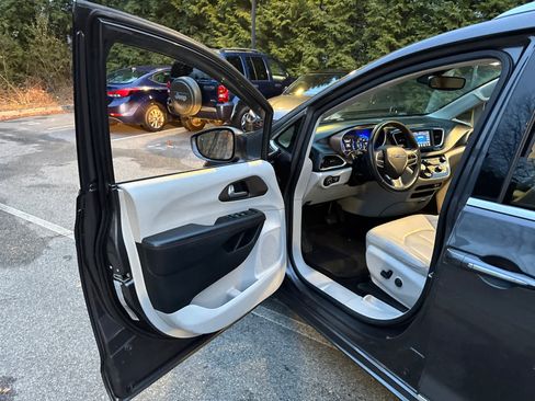 Used 2019 Chrysler Pacifica Touring-L image 11