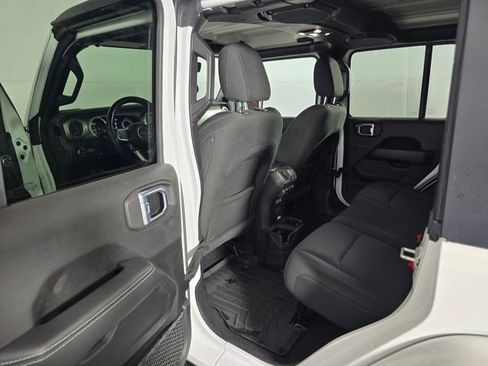 Used 2022 Jeep Wrangler Unlimited Sahara w/ Cold Weather Group image 16