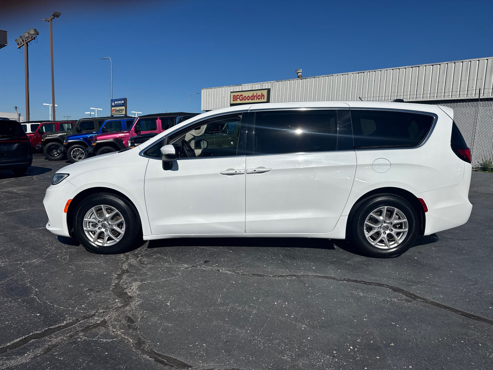Used 2023 Chrysler Pacifica Touring-L FWD image 3