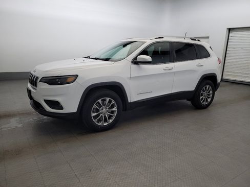 Used 2019 Jeep Cherokee Latitude Plus w/ Cold Weather Group AWD/4WD image 2