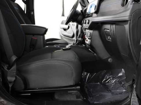 Used 2025 Jeep Wrangler Unlimited Rubicon 4xe w/ Convenience Group AWD/4WD image 19