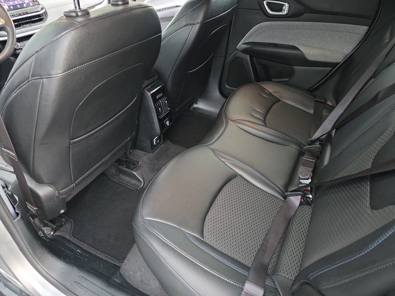 Used 2024 Jeep Compass Latitude AWD/4WD image 16