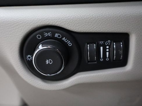 Used 2023 Chrysler Pacifica Touring-L FWD image 13