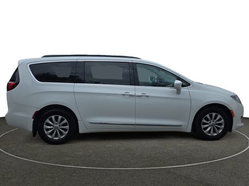 Used 2017 Chrysler Pacifica Touring-L FWD image 7