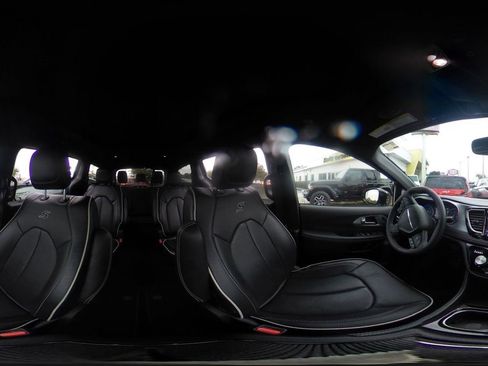 Used 2025 Chrysler Pacifica Limited image 44