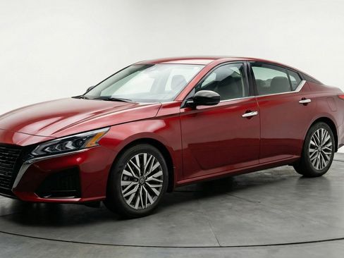 Used 2025 Nissan Altima 2.5 SV FWD image 3