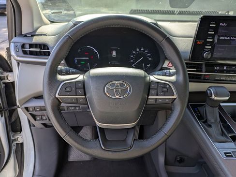 Used 2023 Toyota Sienna XLE image 17
