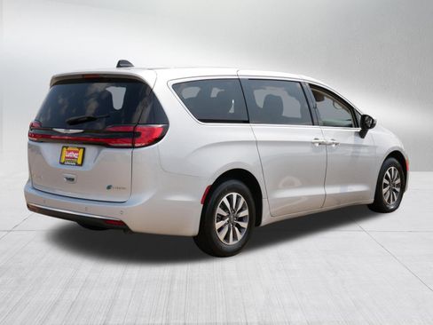 Used 2023 Chrysler Pacifica Touring-L FWD image 7