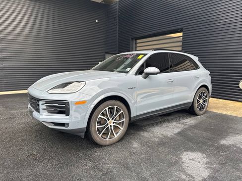 Certified 2024 Porsche Cayenne AWD/4WD image 1