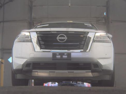 Used 2023 Nissan Pathfinder SL w/ SL Premium Package AWD/4WD image 3