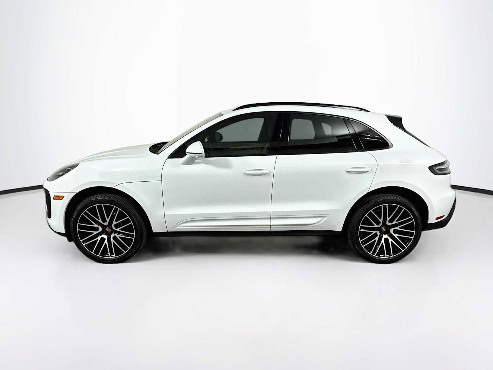 Certified 2026 Porsche Macan AWD/4WD image 2