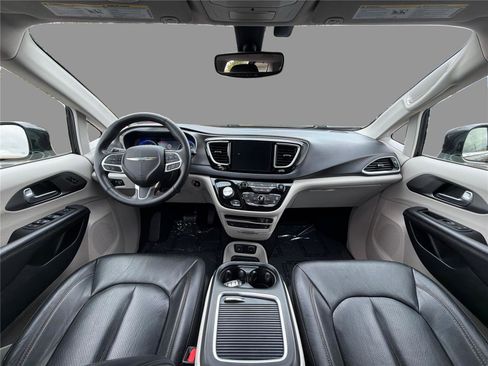 Used 2020 Chrysler Pacifica Touring-L Plus image 22