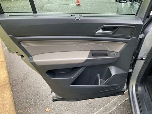 Used 2022 Volkswagen Atlas SE w/ Panoramic Sunroof Package FWD image 11