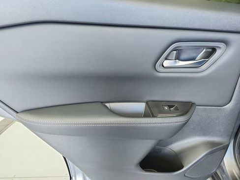 Used 2025 Nissan Rogue SV FWD image 38