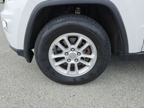 Used 2019 Jeep Grand Cherokee Laredo image 9