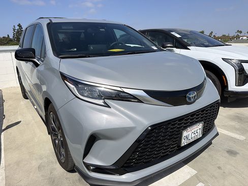 Used 2024 Toyota Sienna XSE w/ XSE Plus Package FWD image 3