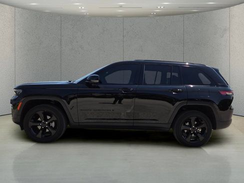 Used 2023 Jeep Grand Cherokee Altitude RWD image 9