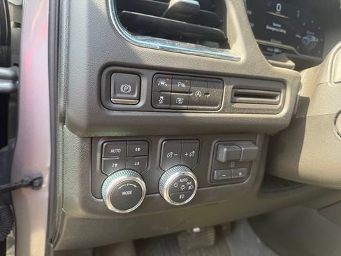 Used 2023 GMC Yukon SLT w/ SLT Premium Package AWD/4WD image 4