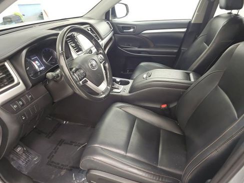 Used 2019 Toyota Highlander XLE AWD/4WD image 13