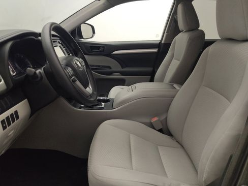 Used 2018 Toyota Highlander LE FWD image 17