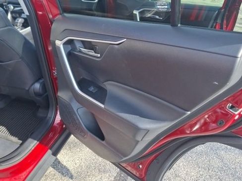 Used 2021 Toyota RAV4 XLE Premium image 30