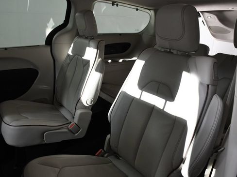 Used 2017 Chrysler Pacifica Limited w/ Advanced Safetytec Group FWD image 24
