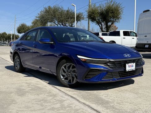 Used 2024 Hyundai Elantra SEL image 2