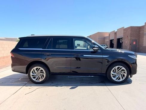 Used 2025 Lincoln Navigator Reserve AWD/4WD image 8