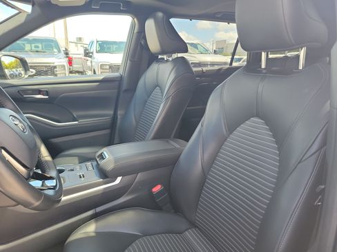 Used 2021 Toyota Highlander XSE FWD image 12