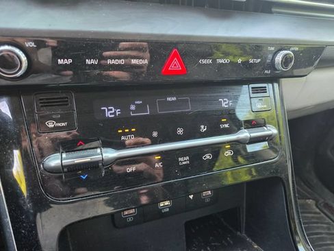 Used 2022 Kia Carnival EX FWD image 17