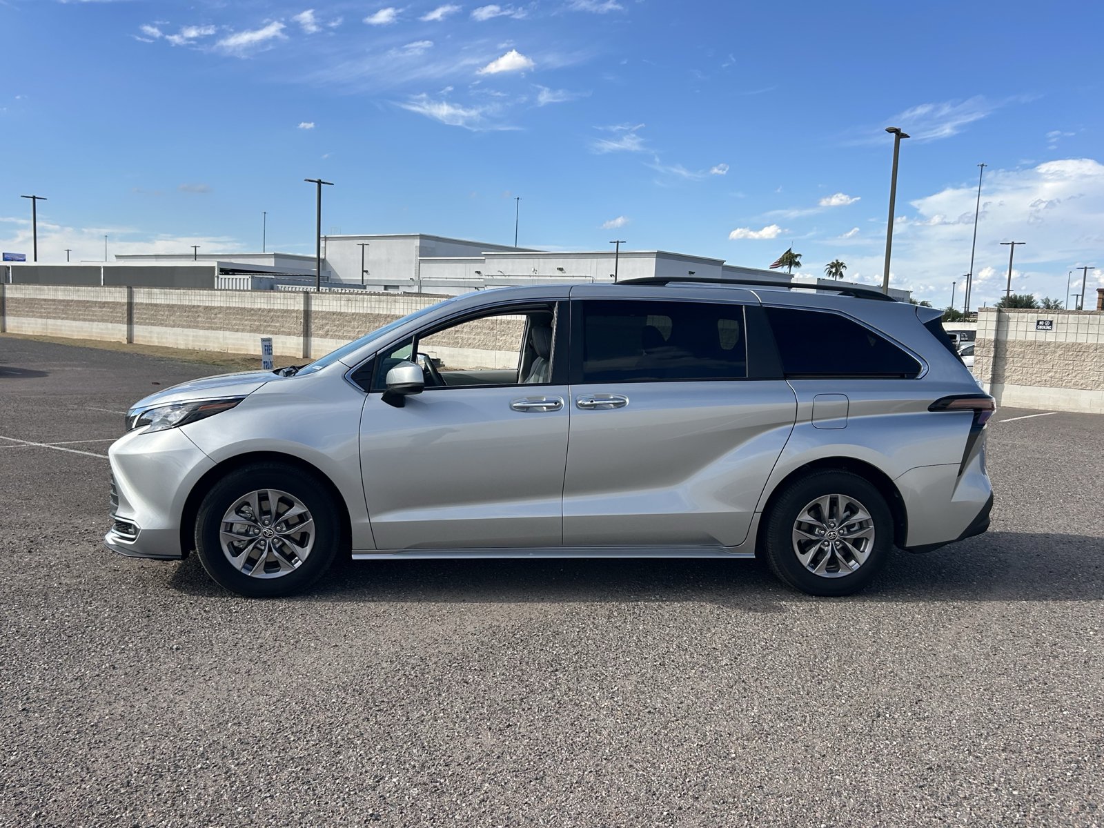 Used 2024 Toyota Sienna XLE FWD image 2