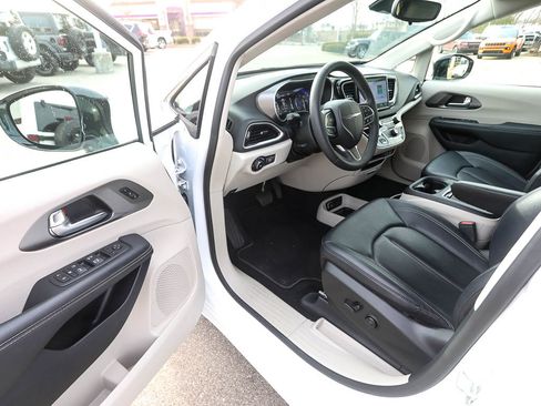 Used 2024 Chrysler Pacifica Touring-L image 10