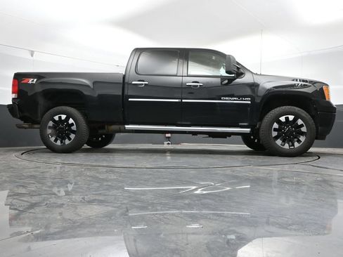Used 2011 GMC Sierra 2500 Denali w/ Suspension Package, Off-Road AWD/4WD image 30
