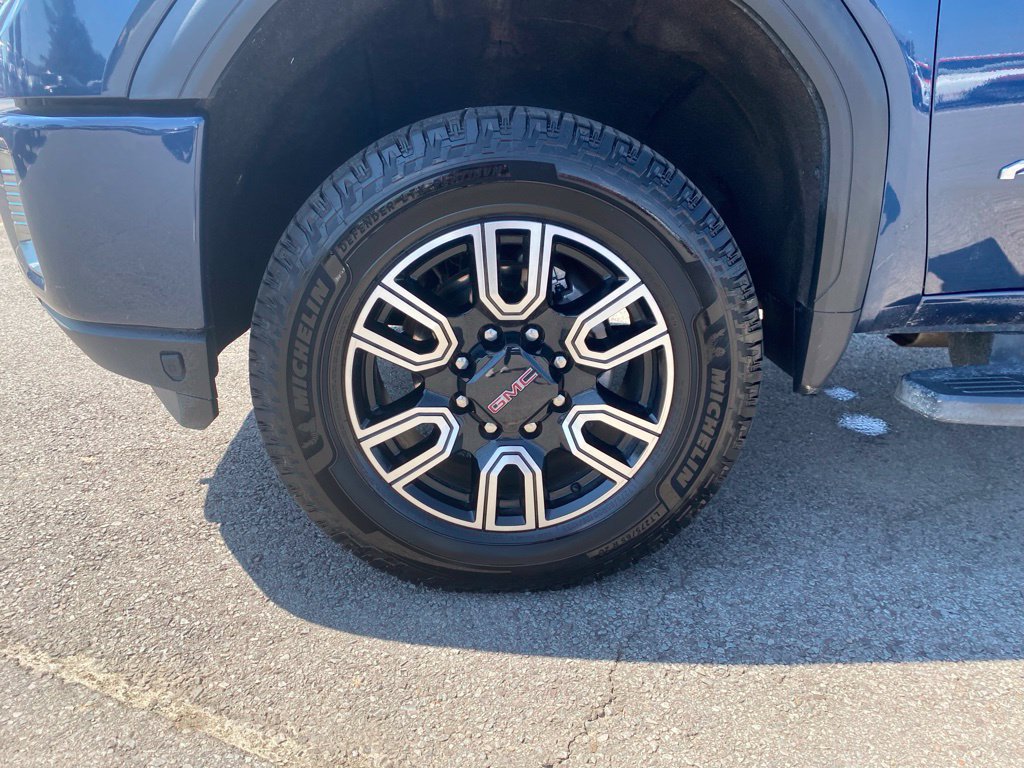 Used 2022 GMC Sierra 2500 AT4 w/ AT4 Preferred Package AWD/4WD image 3