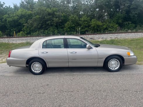 Used 1999 Lincoln Town Car Executive RWD image 6