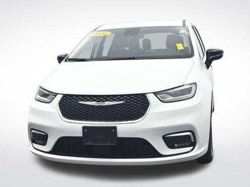 Used 2024 Chrysler Pacifica Touring-L FWD image 2