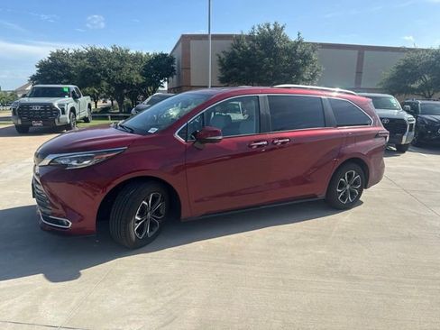 Used 2026 Toyota Sienna Platinum AWD/4WD image 7