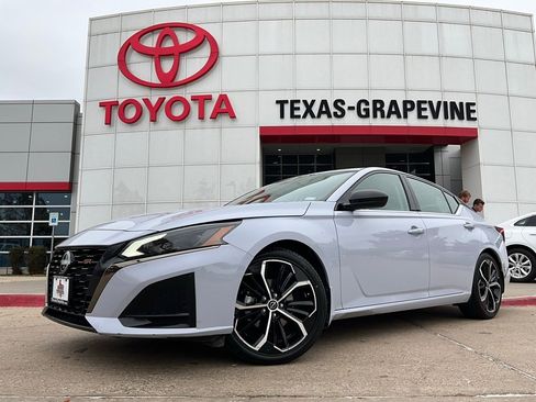 Used 2025 Nissan Altima 2.5 SR image 2