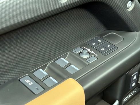 New 2026 Land Rover Defender 110 X-Dynamic SE AWD/4WD image 17