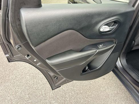 Used 2015 Jeep Cherokee Latitude w/ Comfort/Convenience Group image 21