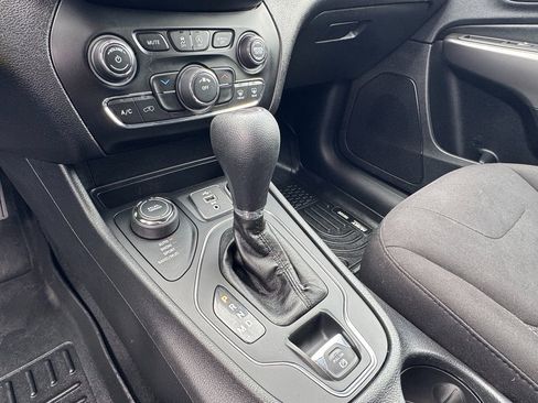 Used 2020 Jeep Cherokee Latitude w/ Cold Weather Group image 15