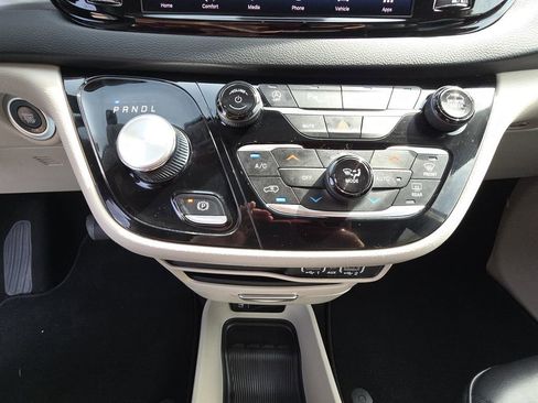 Used 2023 Chrysler Pacifica Touring-L FWD image 23