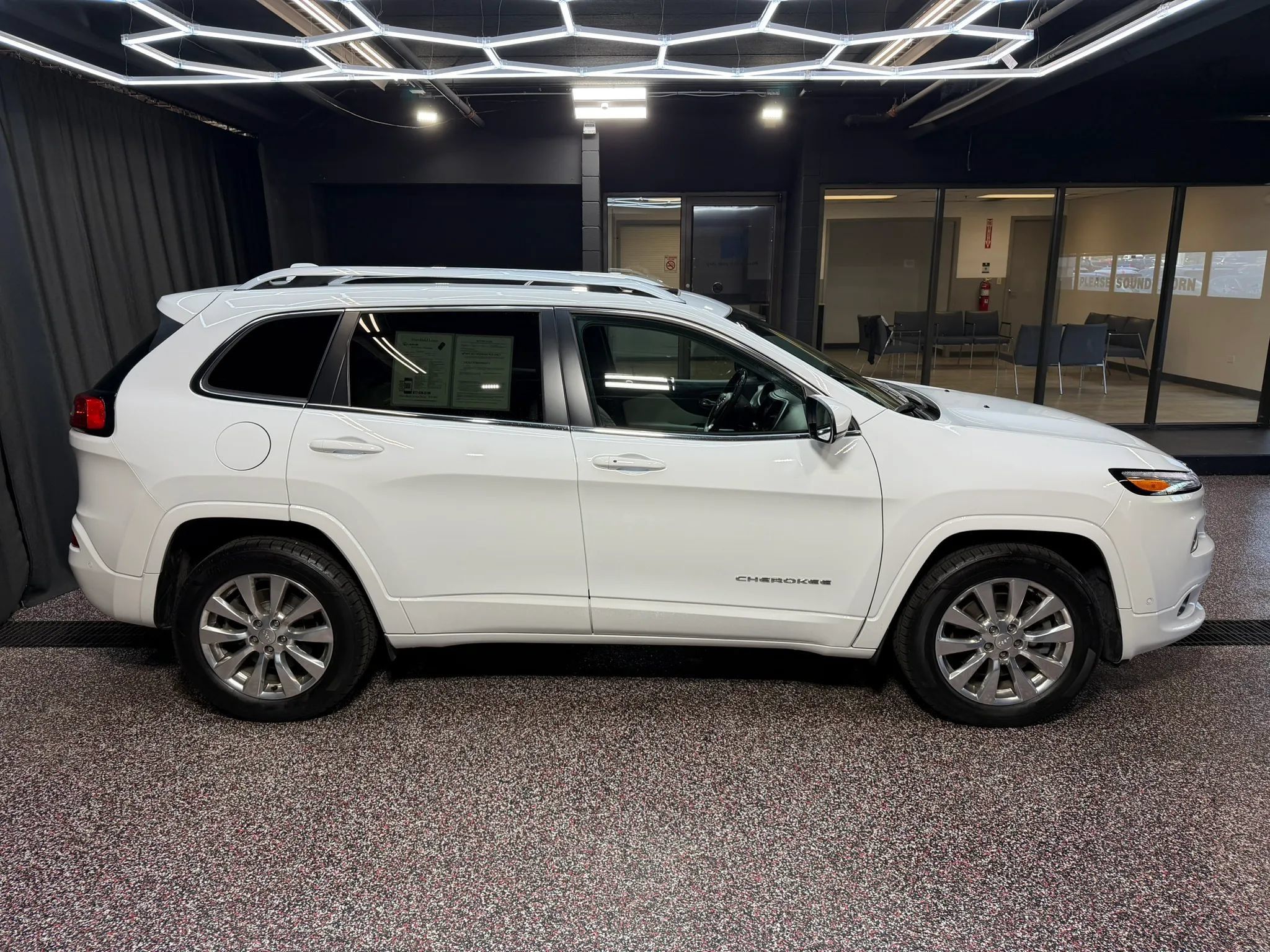 Used 2017 Jeep Cherokee Overland w/ Technology Group AWD/4WD image 9